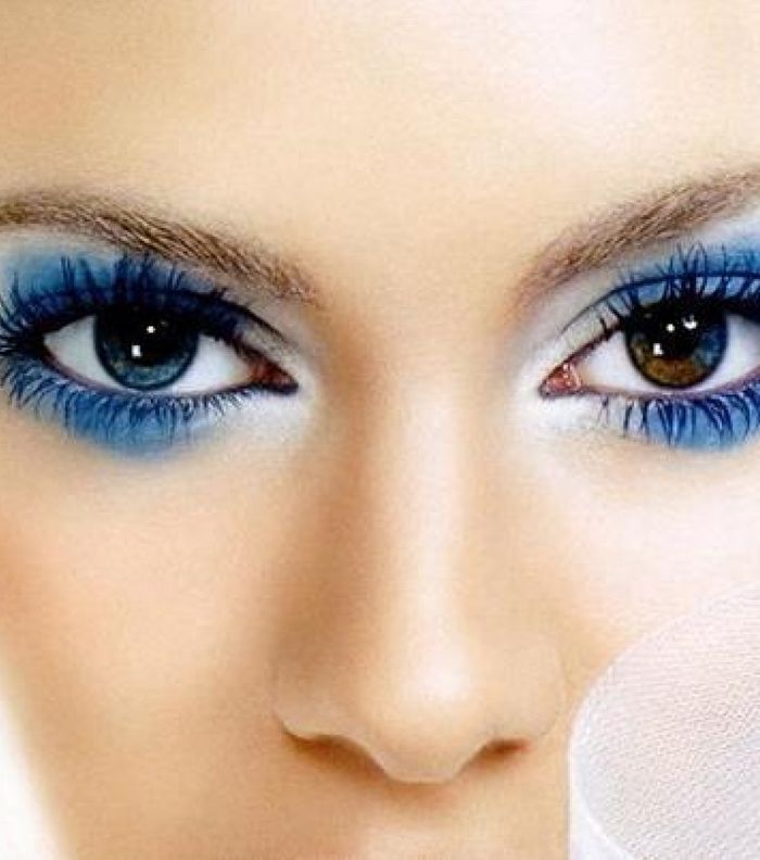 مكياج عيون بمختلف تدرّجات الأزرق 