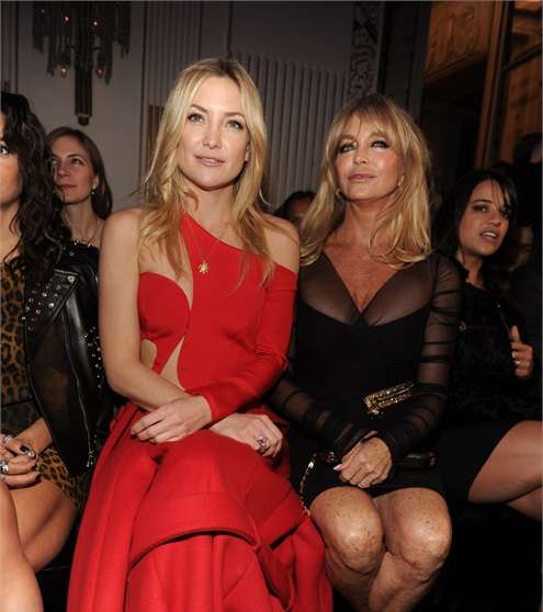 من عرض ازياء فيرساتشي، اليك كايت هادسون و Goldie Hawn في الصفوف الامامية