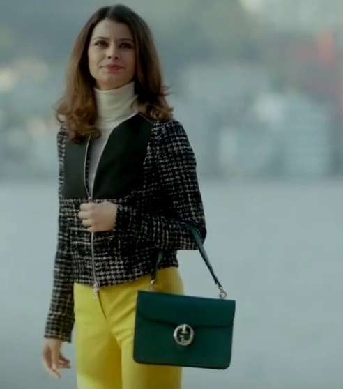 الممثلة التركية بيرين سات أو سمر تختار سترات التويد والسراويل الملوّنة