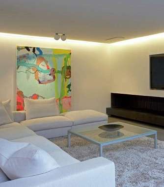 مدفأة من خشب على طول الحائط