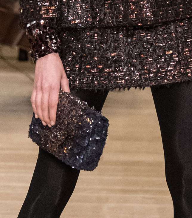حقيبة صغيرة الحجم تويدية ومع الترتر من CHANEL Metiers d'art 2018