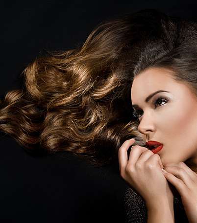 تسريحة الشعر المناسبة لأحمر الشفاه الأحمر