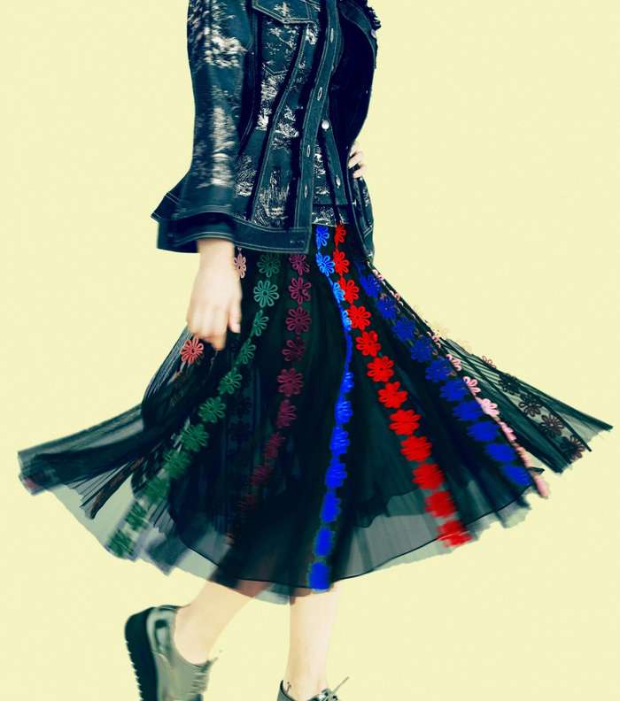 جاكيت الدنيم المطبعة مع تنورة التول المطرزة من ماري كاترانتزو