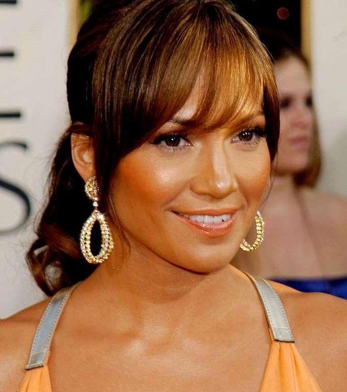 المكياج البرتقالي والبشرة البرونزية زينّا إطلالة جينيفر لوبيز في الغولدن غلوب 2004