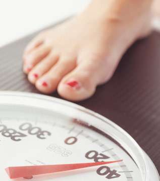 نساء يحاولن خسارة الوزن بطرق خاطئة