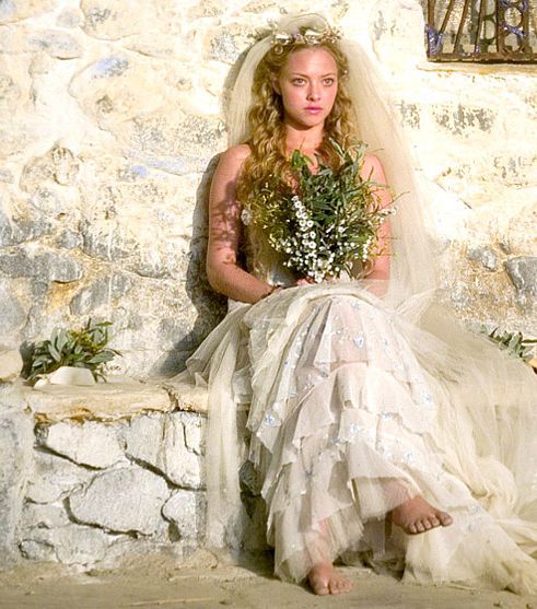 فستان زفاف أماندا سيفريد في Mamma Mia