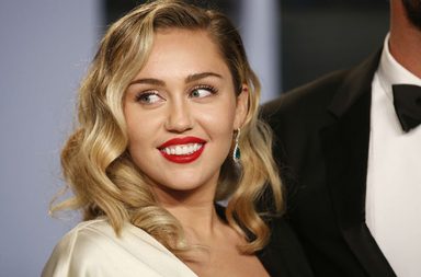 مايلي سايرس تتالق باجمل الاطلالات