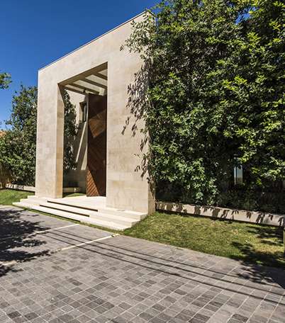 مدخل الفيلا الخاصة بالمصمم العالمي إيلي صعب في فقرا