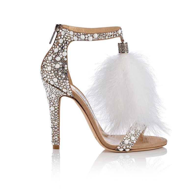 حذاء عرائسي من جيمي شو مرصّعاً بالأحجار البيضاء والفضية ومزيّناً بالريش