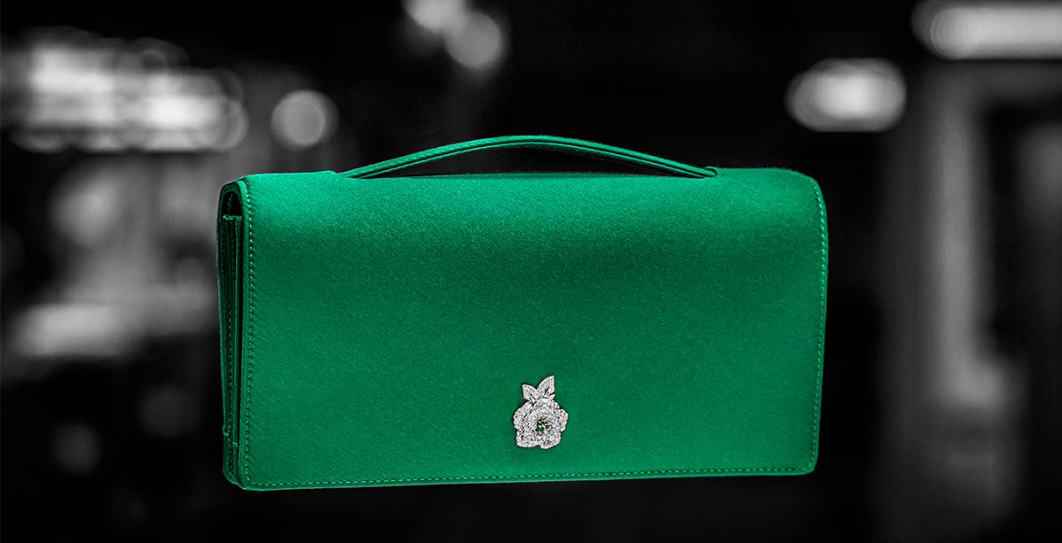 ديور تكشف عن المهارة الحرفيّة لحقائب الكلاتش المرصعة بالمجوهرات