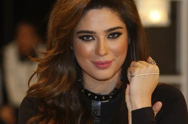 تصميم غريب لبطاقة زفاف نادين ويلسون نجيم
