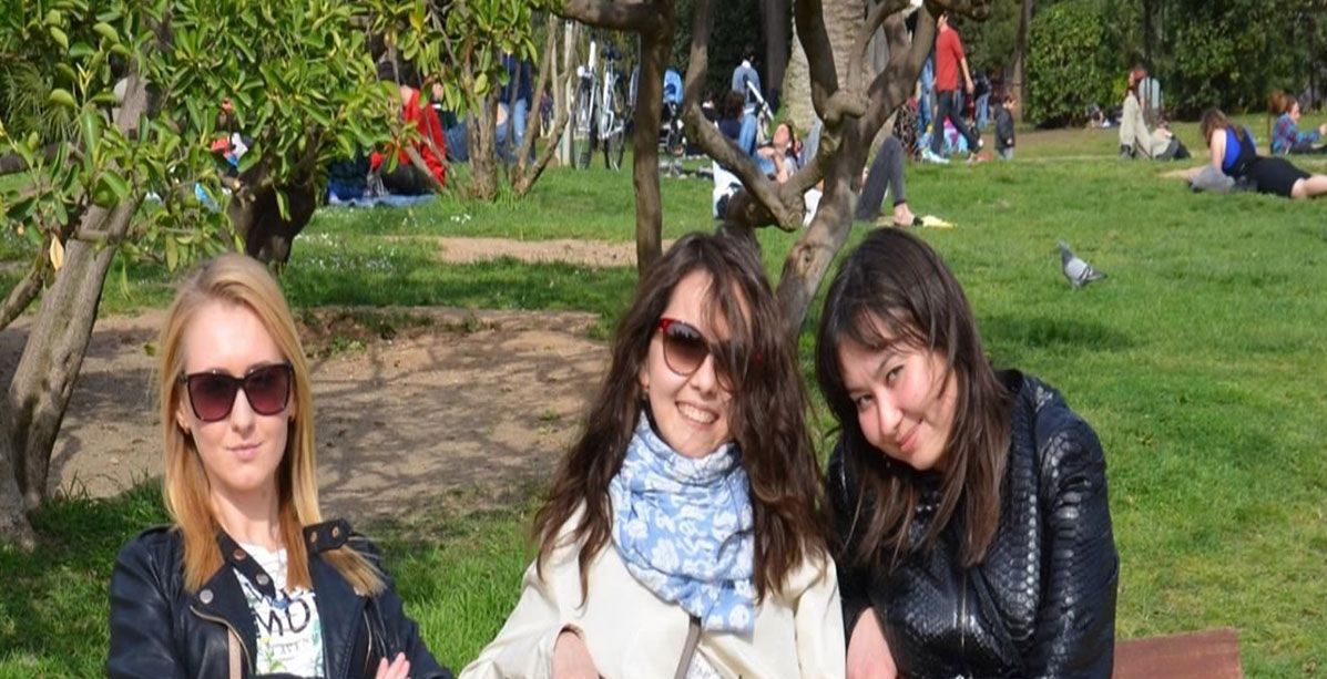 صورة ل3 نساء في المنتزه تحير العالم وتثير دهشة رواد الانترنت!‏