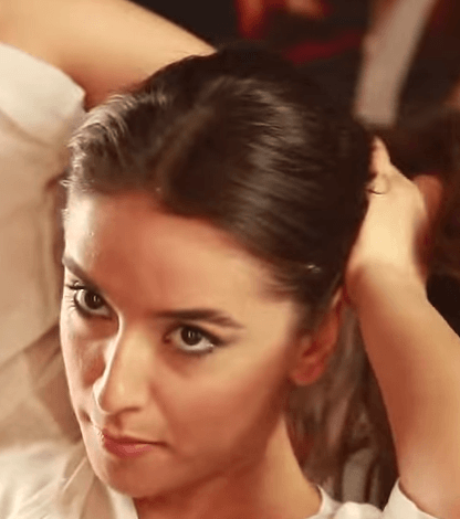 إجمعي شعرك على جنب بربطة شفافة