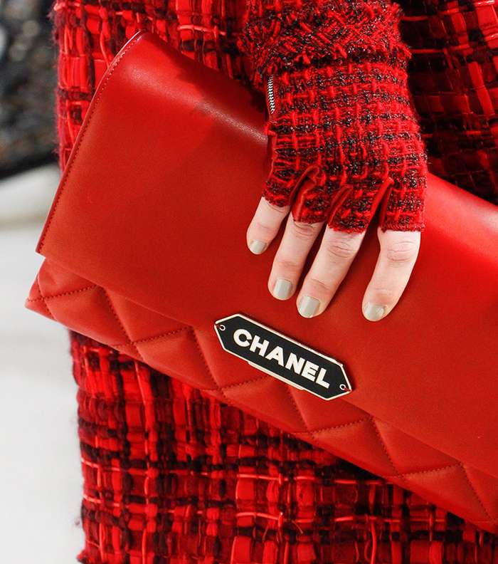 كلاتش CHANEL المبطن وباسلوب الـ Flap Clutch مع اسم الدار ظاهرا من مجموعة شتاء 2017