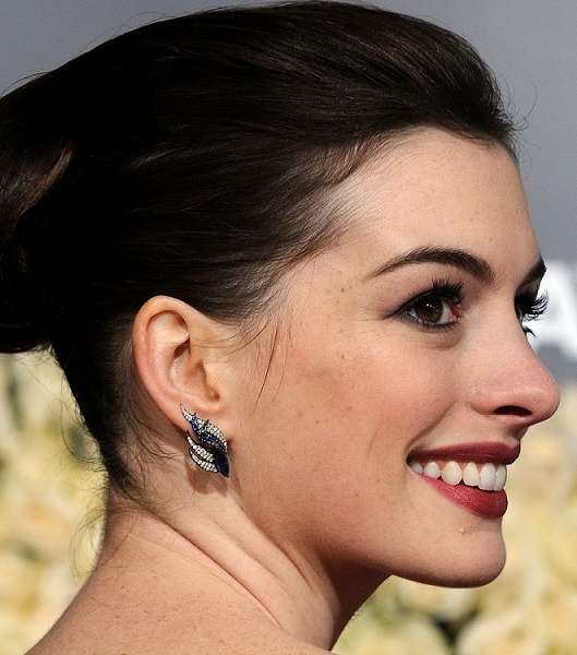 تسريحة الرفعة الأنيقة مع أحمر الشفاه الجاف