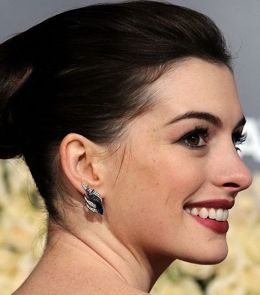 تسريحة الرفعة الأنيقة مع أحمر الشفاه الجاف