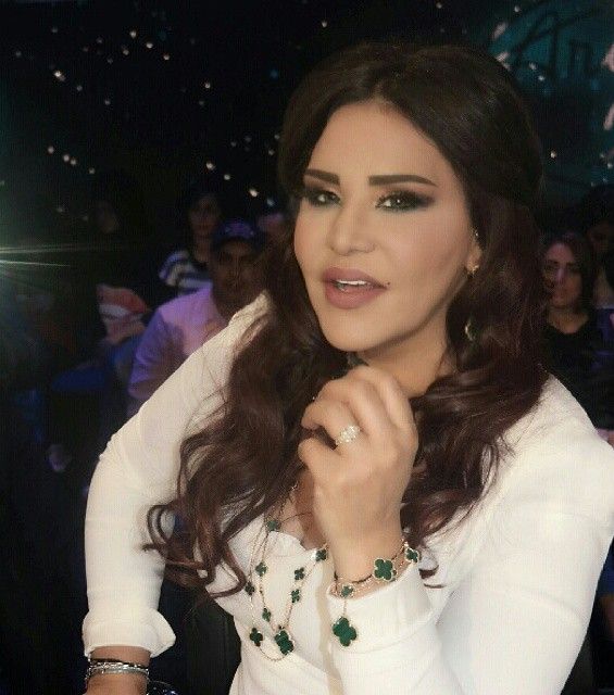 أحلام تتألق بالمجوهرات الملوّنة