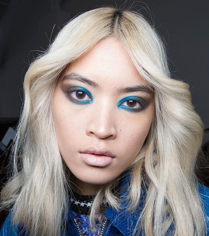 الأزرق ...العنصر الأقوى في ماكياج عيون Karen Walker