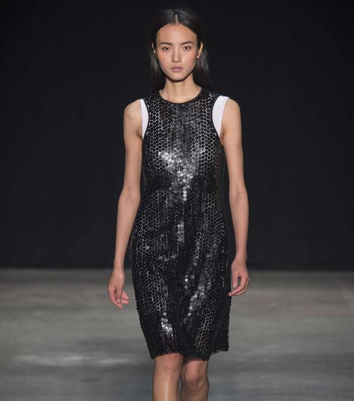 فستان مزين بدوائر الترتر من نارسيزو رودريغيز لشتاء 2018