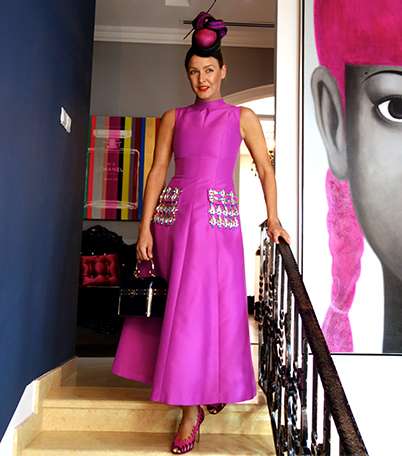 تنسّق فستانها الزهري من تصميم A and Z مع قبعة من تصميم Karen Hamilton 