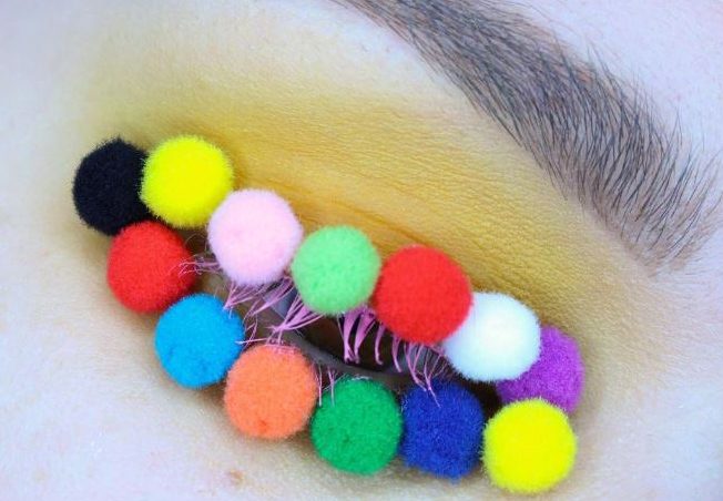 صيحة دوائر الـ PomPom تخترق ماكياج العيون