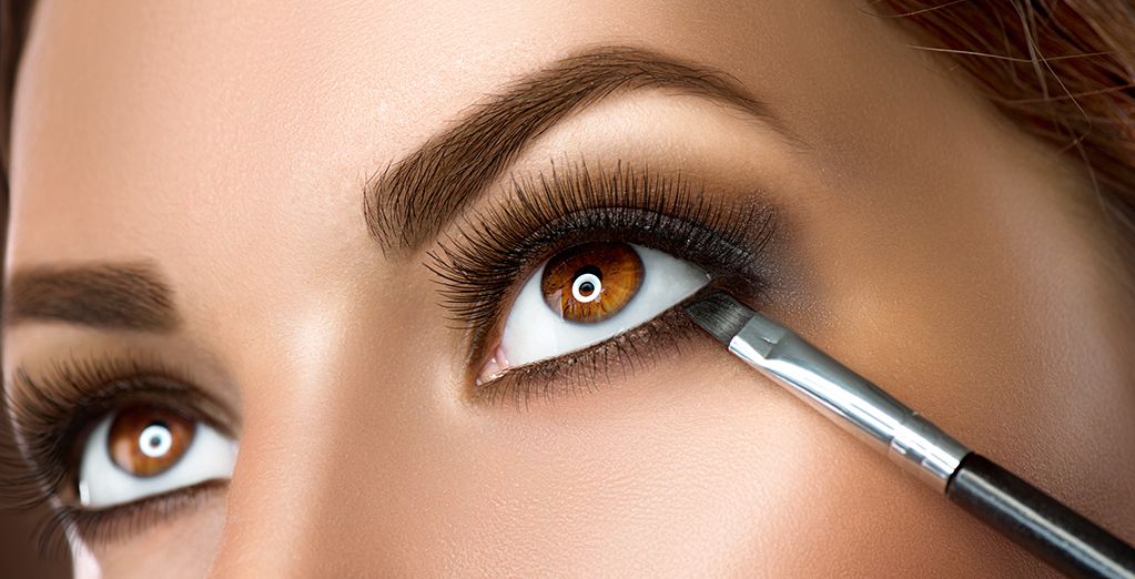 خطوات تطبيق ايلاينر للعيون المبطنه