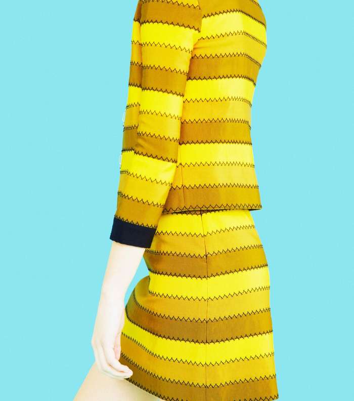 السترة القصيرة مع التنورة القصيرة بالوان النيون ونقشة الخطوط غير المستقيمة من ماري كاترانتزو