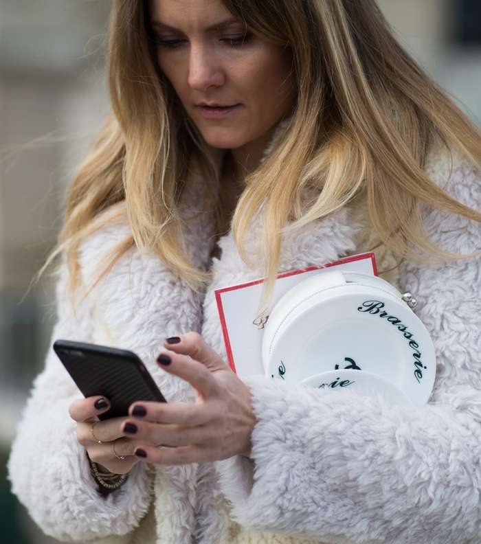 موضة معطف الفرو الأبيض في شوارع باريس في اليوم السابع من أسبوع الموضة