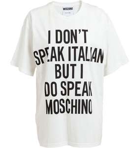 من أشهر صيحات الموضة هذا الموسم، T Shirt موسكينو المطبّعة بالكتابات