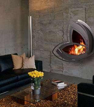 مدفأة على حائط غرفة الجلوس على شكل قلب مشتعل