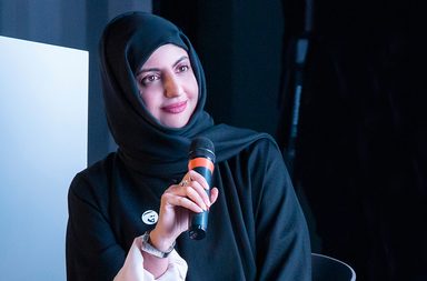 المهندسة والخطاطة الاماراتية مريم البلوشي