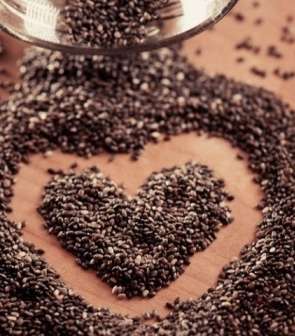 بذور الشيا هي أكثر الموارد الغنية لأحماض أوميغا 3 الدهنية المثاليّة لصحة الشعر والبشرة والأظافر. كما أنّها تساعد في بناء  العضلات وتحسين المزاج. 