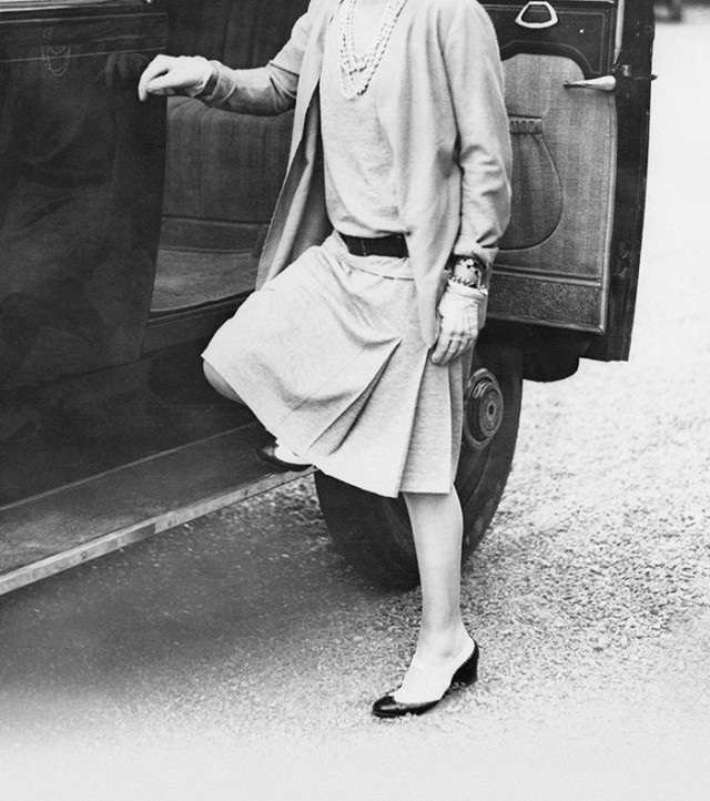 من قواعد الموضة لاطلالة مميزة بالنسبة الى كوكو شانيل ان تمتلك المراة الكثير من الفساتين