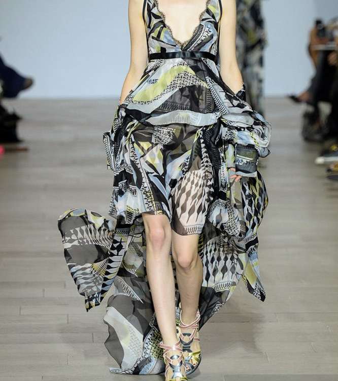 موضة الفستان المطبع بالقصة غير المستقيمة من Antonio Beradi لصيف 2016