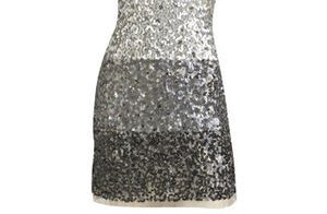 فستان باللّون الفضي اللامع البرّاق 