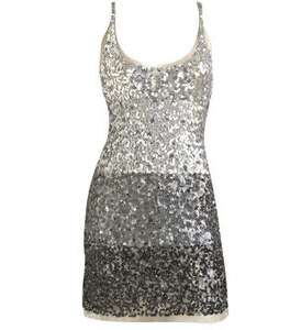 فستان باللّون الفضي اللامع البرّاق 