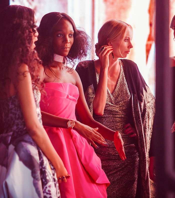 عارضات الأزياء يتألقن بأجمل الأزياء وراء الكواليس