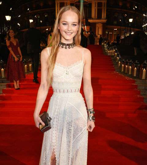 JEAN CAMPBELL بفستان من الكسندر ماكوين في حفل British Fashion Awards