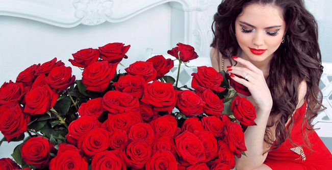 المرأة وتلقي الورود 