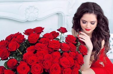 المرأة وتلقي الورود 