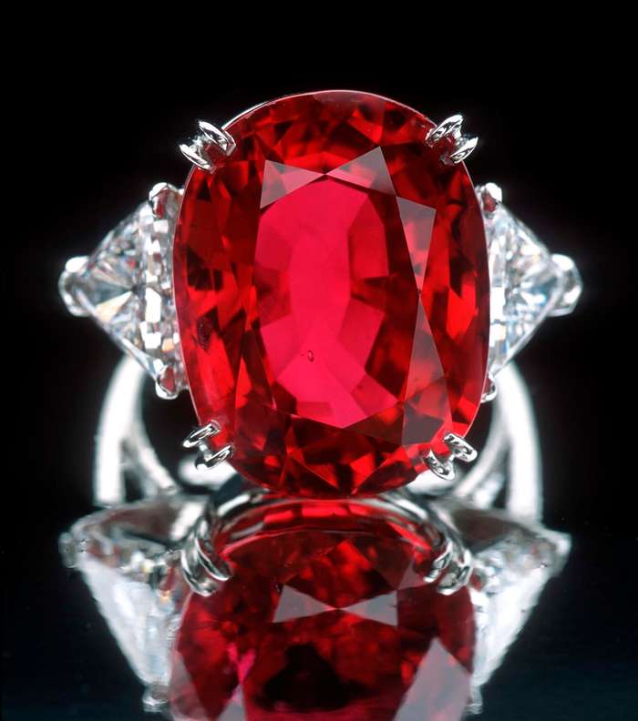 فخامة اللون الأحمر مع حجر الروبي Ruby الملفت والنادر.