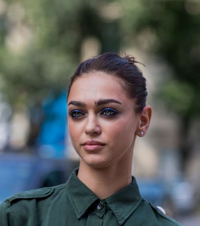 ظلال العيون الزرقاء اللامعة: صيحة متميّزة في الماكياج