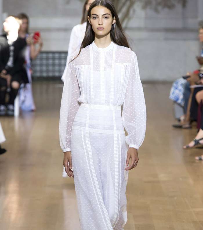 موضة السروال الابيض الواسع مع القميص الابيض من اوسكار دي لا رانتا لصيف 2017