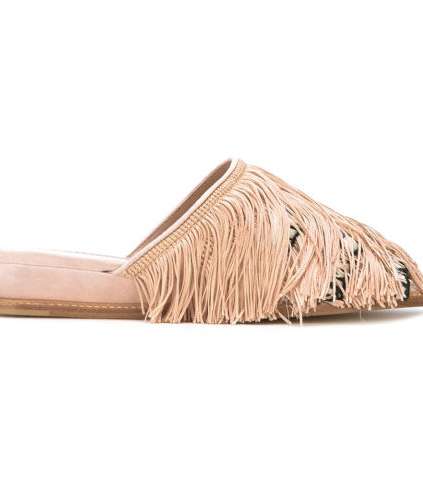 اعتمدي موضة الحذاء المسطح باسلوب الـ Slippers من الشراريب في صيف 2016