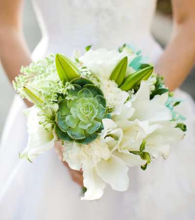 إدخال الزهور والأوراق الخضراء تزيد باقة زفافك رونقاً وحيويّة 