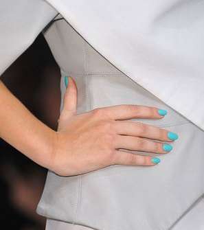 النيون الأزرق مع Gareth Pugh