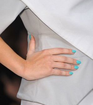 النيون الأزرق مع Gareth Pugh