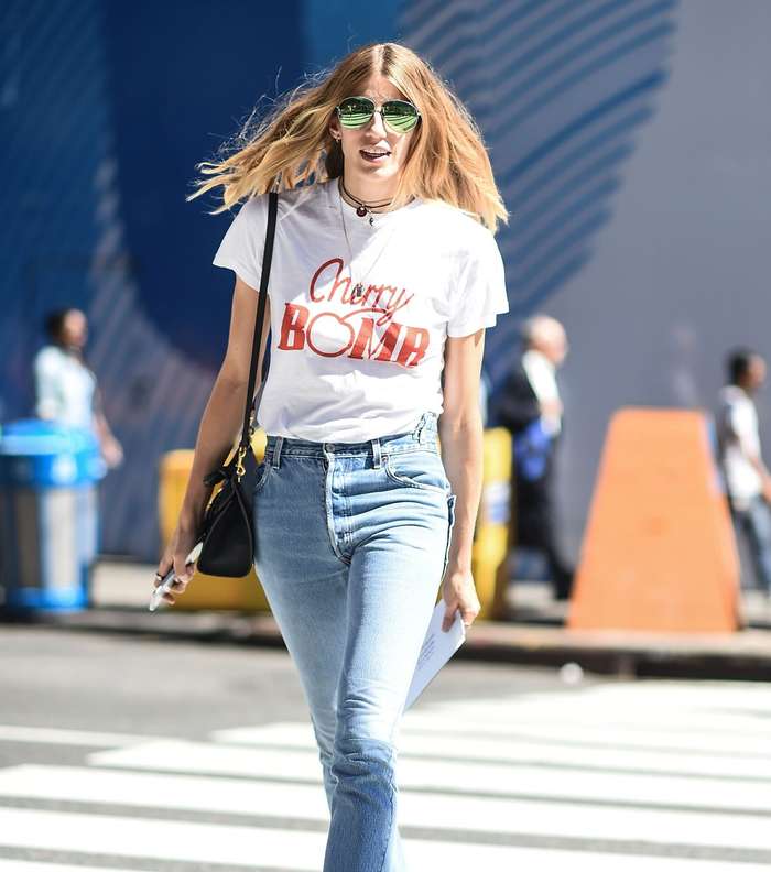 الجينز بالاسلوب الرياضي والحيوي مع الـ T Shirt