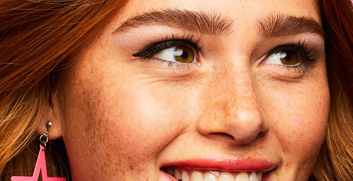 خطوات مكياج لحواجب مصفحة وكثيفة مع Benefit Cosmetics