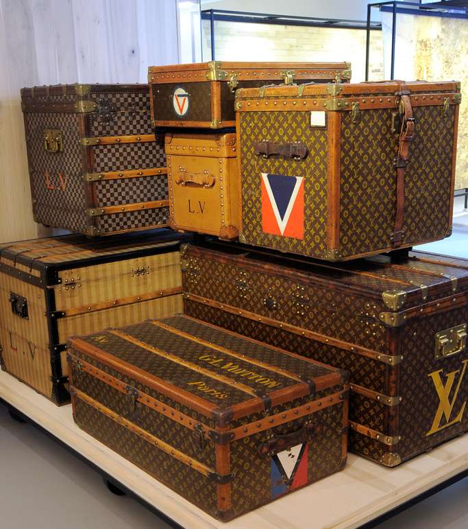 شنط قديمة للسفر من توقيع لويس فويتون نكتشفها من معرض Asnieres